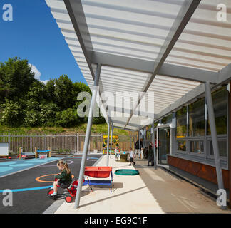 Wilkinson Primary School, Wolverhampton, United Kingdom. Architect: Architype Limited, 2014. Canopied outdoor area with schoolya Stock Photo