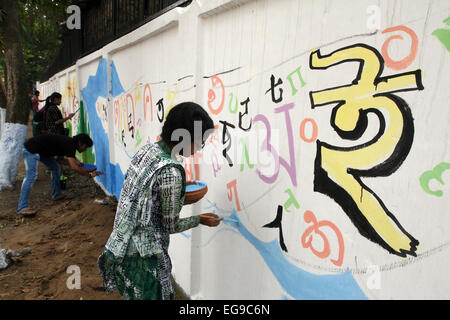 Dhaka, Bangladesh, 20th Feb, 2015. Bangladeshi fine arts student paints on the wall as part of the decoration for the International Mother Language Day celebration Stock Photo