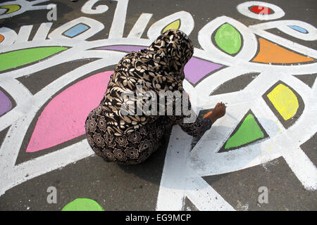 Dhaka, Bangladesh. 20th Feb, 2015. Bangladeshi fine arts students and teachers paint on the street in front of the Shahid Minar (language movement mausoleum), in Dhaka on February 20, 2012, as part of preparations for the forthcoming Language Martyrs Day and International Mother language Day. Language Martyrs Day is marked in Bangladesh to memorialize those who died during protests on February 21, 1952 against the then Pakistani states governments' decision to name Urdu as the national language, despite East Pakistan's (Now Bangladesh) Bengali speaking majority. © Mamunur Rashid/Alamy Live New Stock Photo