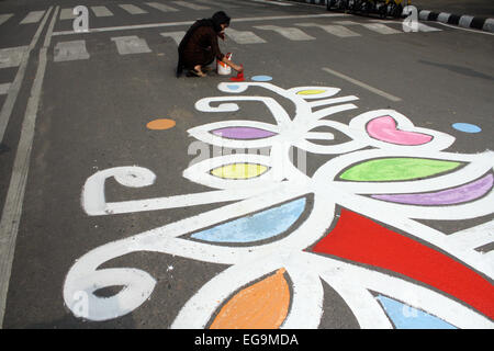 Dhaka, Bangladesh. 20th Feb, 2015. Bangladeshi fine arts students and teachers paint on the street in front of the Shahid Minar (language movement mausoleum), in Dhaka on February 20, 2012, as part of preparations for the forthcoming Language Martyrs Day and International Mother language Day. Language Martyrs Day is marked in Bangladesh to memorialize those who died during protests on February 21, 1952 against the then Pakistani states governments' decision to name Urdu as the national language, despite East Pakistan's (Now Bangladesh) Bengali speaking majority. © Mamunur Rashid/Alamy Live New Stock Photo