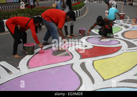 Dhaka, Bangladesh. 20th Feb, 2015. Bangladeshi fine arts students and teachers paint on the street in front of the Shahid Minar (language movement mausoleum), in Dhaka on February 20, 2012, as part of preparations for the forthcoming Language Martyrs Day and International Mother language Day. Language Martyrs Day is marked in Bangladesh to memorialize those who died during protests on February 21, 1952 against the then Pakistani states governments' decision to name Urdu as the national language, despite East Pakistan's (Now Bangladesh) Bengali speaking majority. © Mamunur Rashid/Alamy Live New Stock Photo