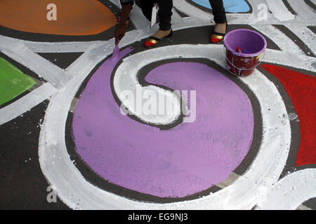 Dhaka, Bangladesh. 20th Feb, 2015. Bangladeshi fine arts students and teachers paint on the street in front of the Shahid Minar (language movement mausoleum), in Dhaka on February 20, 2012, as part of preparations for the forthcoming Language Martyrs Day and International Mother language Day. Language Martyrs Day is marked in Bangladesh to memorialize those who died during protests on February 21, 1952 against the then Pakistani states governments' decision to name Urdu as the national language, despite East Pakistan's (Now Bangladesh) Bengali speaking majority. © Mamunur Rashid/Alamy Live New Stock Photo