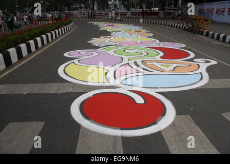 Dhaka, Bangladesh. 20th Feb, 2015. Bangladeshi fine arts students and teachers paint on the street in front of the Shahid Minar (language movement mausoleum), in Dhaka on February 20, 2012, as part of preparations for the forthcoming Language Martyrs Day and International Mother language Day. Language Martyrs Day is marked in Bangladesh to memorialize those who died during protests on February 21, 1952 against the then Pakistani states governments' decision to name Urdu as the national language, despite East Pakistan's (Now Bangladesh) Bengali speaking majority. © Mamunur Rashid/Alamy Live New Stock Photo