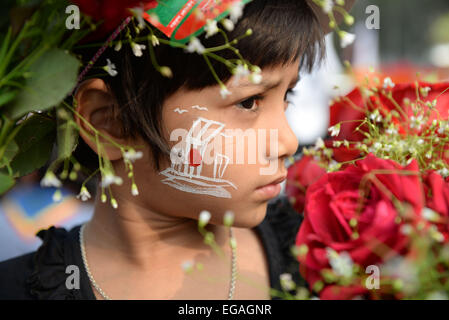 Dhaka, Bangladesh. 21st Feb, 2015. A child holds flowers to mark the International Mother Language Day in front of the Language Martyrs Memorial monument in Dhaka, Bangladesh, Feb. 21, 2015. People pay tributes every year to the language movement martyrs, who sacrificed their lives for establishing Bangla as a state language of then Pakistan in 1952. United Nations Educational, Scientific and Cultural Organization declared Feb. 21 the International Mother Language Day on Nov. 17, 1999 to honor the supreme sacrifice of language martyrs. © Shariful Islam/Xinhua/Alamy Live News Stock Photo