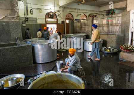 Volunteers working in the kitchens of the communal dining room of The Golden Temple, Amritsar, Punjab, India Stock Photo