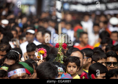 Dhaka, Bangladesh. 21st Feb, 2015. Bangladeshi people pay homage at the Dhaka Central Shaheed Minar, or Martyr's Monuments on International Mother Language Day in Dhaka, Bangladesh, , Feb. 21, 2015. International Mother Language Day is observed in commemoration of the movement where a number of students died in 1952, defending the recognition of Bangla as a state language of the former East Pakistan, now Bangladesh. The day is now observed across the world to promote linguistic and cultural diversity and multilingualism. Credit:  Suvra Kanti Das/ZUMA Wire/ZUMAPRESS.com/Alamy Live News Stock Photo