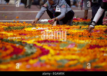 Dhaka, Bangladesh. 21st Feb, 2015. Bangladeshi girls decorates the Dhaka Central Shaheed Minar, or Martyr's Monuments on International Mother Language Day in Dhaka, Bangladesh, , Feb. 21, 2015. International Mother Language Day is observed in commemoration of the movement where a number of students died in 1952, defending the recognition of Bangla as a state language of the former East Pakistan, now Bangladesh. The day is now observed across the world to promote linguistic and cultural diversity and multilingualism. Credit:  Suvra Kanti Das/ZUMA Wire/ZUMAPRESS.com/Alamy Live News Stock Photo