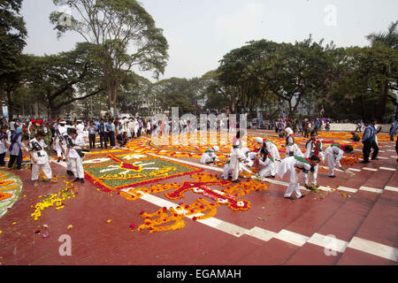Dhaka, Bangladesh. 21st Feb, 2015. Bangladeshi people pay homage at the Dhaka Central Shaheed Minar, or Martyr's Monuments on International Mother Language Day in Dhaka, Bangladesh, , Feb. 21, 2015. International Mother Language Day is observed in commemoration of the movement where a number of students died in 1952, defending the recognition of Bangla as a state language of the former East Pakistan, now Bangladesh. The day is now observed across the world to promote linguistic and cultural diversity and multilingualism. Credit:  Suvra Kanti Das/ZUMA Wire/ZUMAPRESS.com/Alamy Live News Stock Photo