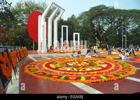 Dhaka, Bangladesh. 21st February, 2015. Bangladeshi youth decorate the Bangladesh Central Language Martyrs' Memorial monument with flowers in homage to the martyrs of the 1952 Bengali Language Movement, at the Dhaka University campus in Dhaka on February 21, 2015. It marks 63 years since the police fired at thousands of protesters at a university in Bangladesh demanding that Bengali be declared the state language. Credit:  Mamunur Rashid/Alamy Live News Stock Photo