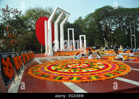 Dhaka, Bangladesh. 21st February, 2015. Bangladeshi youth decorate the Bangladesh Central Language Martyrs' Memorial monument with flowers in homage to the martyrs of the 1952 Bengali Language Movement, at the Dhaka University campus in Dhaka on February 21, 2015. It marks 63 years since the police fired at thousands of protesters at a university in Bangladesh demanding that Bengali be declared the state language. Credit:  Mamunur Rashid/Alamy Live News Stock Photo