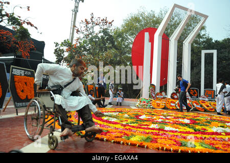 Dhaka, Bangladesh. 21st February, 2015. Bangladeshi youth decorate the Bangladesh Central Language Martyrs' Memorial monument with flowers in homage to the martyrs of the 1952 Bengali Language Movement, at the Dhaka University campus in Dhaka on February 21, 2015. It marks 63 years since the police fired at thousands of protesters at a university in Bangladesh demanding that Bengali be declared the state language. Credit:  Mamunur Rashid/Alamy Live News Stock Photo