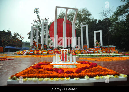 Dhaka, Bangladesh. 21st February, 2015. Bangladeshi youth decorate the Bangladesh Central Language Martyrs' Memorial monument with flowers in homage to the martyrs of the 1952 Bengali Language Movement, at the Dhaka University campus in Dhaka on February 21, 2015. It marks 63 years since the police fired at thousands of protesters at a university in Bangladesh demanding that Bengali be declared the state language. Credit:  Mamunur Rashid/Alamy Live News Stock Photo