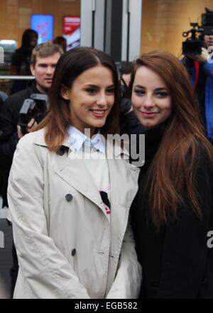 Lucy Watson posing with a fan when arriving at LFW Day 1, Somerset House, February 2015 Stock Photo