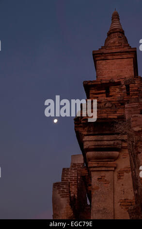 Moonrise over Pya Tha Da pagoda at dusk, Bagan, Myanmar ( Burma ), Asia Stock Photo