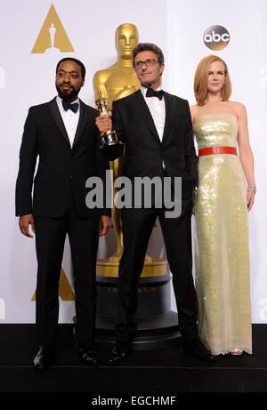 Los Angeles, USA. 22nd Feb, 2015. Poland's director Pawel Pawlikowski (C) poses with Nicole Kidman (R) and Chiwetel Ejiofor after winning the Best Foreign Language Film award for 'Ida' during the 87th Academy Awards at the Dolby Theater in Los Angeles, the United States, on Feb. 22, 2015. Credit:  Yang Lei/Xinhua/Alamy Live News Stock Photo