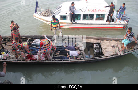 Dhaka, Bangladesh. 22nd Feb, 2015. Rescuers place bodies of victims on a boat after a ferry accident on the Padma River in Manikganj district, Bangladesh, Feb. 22, 2015. Death toll in Bangladesh's ferry accident in Bangladesh's western Manikganj district on Sunday rose to 65 as rescuers found 24 more bodies inside the hull of the ferry early Monday, a police officer said. Credit:  Shariful Islam/Xinhua/Alamy Live News Stock Photo
