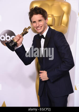 Eddie Redmayne with the Actor in a Leading Role Award for 'The Theory ...