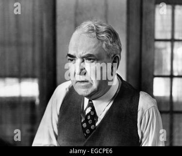 1930s 1940s ELDERLY BUSINESS MAN VEST TIE CHARACTER WORRIED SERIOUS FACIAL EXPRESSION GRUMPY MEAN ANGRY Stock Photo