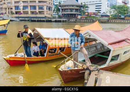 “Bot Tambang” or “Water Taxi” on the river Sarawak Kuching Borneo Stock Photo