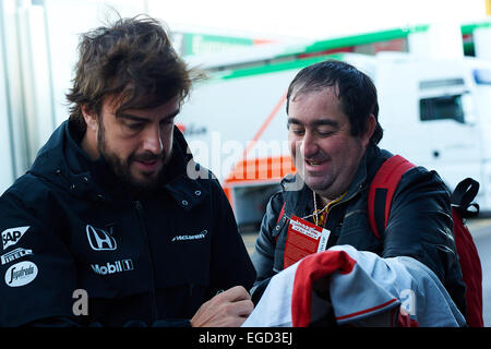 Montmelo, Spain. 22nd Feb, 2015. Fernando Alonso (McLaren Honda) sign some autogramm to the fans, during day four of Formula One Winter Testing at Circuit de Catalunya (Barcelona) on February 22, 2015 in Montmelo, Spain. Foto: S.Lau © dpa/Alamy Live News Stock Photo