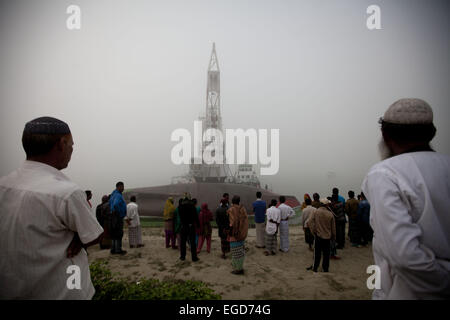 Manikgonj, Dhaka, Bangladesh. 23rd Feb, 2015. Relatives of passengers aboard the sunken ferry wait for their missing ones as they watch a rescue operation on the banks of the River Padma Sunday after being hit by a cargo vessel at Paturia, in Manikganj district, about 80 kilometers northwest of Dhaka, Bangladesh, Monday, Feb. 23, 2015. Credit:  Suvra Kanti Das/ZUMA Wire/ZUMAPRESS.com/Alamy Live News Stock Photo