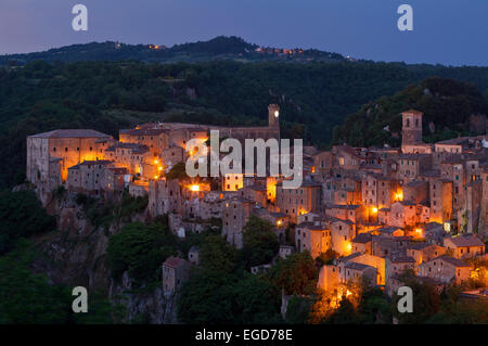 Sorano, an ancient medieval hill town in the evening light, province of Grosseto, province of Grosseto, Tuscany, Italy, Europe Stock Photo