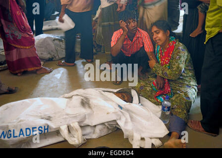 Relatives of boat tragedy victim mourn upon seeing their love ones. Local administration called off rescue operations as death toll in Sunday's launch capsize in the Padma river touched 70 with the recovery of 24 more bodies on Monday. © Mohammad Asad/Pacific Press/Alamy Live News Stock Photo
