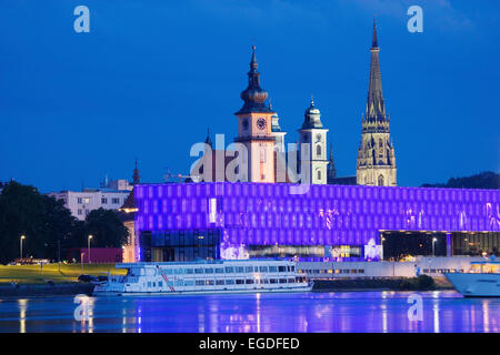 River Danube, Lentos art museum for modern and contemporary art and the steeples of the churches from the old town (from left: parish church, Old Cathedral and New Cathedral, also called Mary-Immaculate Conception, Linz, Upper Austria, Austria Stock Photo