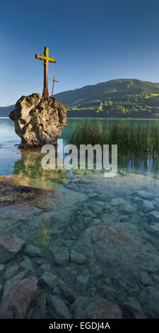 Cross on a rock, Lake Mondsee with Hoeblingkogel, Salzkammergut, Salzburg Land, Austria Stock Photo