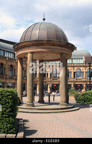 Station Square Gardens in Spring sunshine and the entrance to Victoria Shopping Centre on a sunny day, Harrogate, North Yorkshire, UK Stock Photo