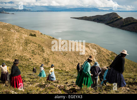 Local Bolivians working on repairing the Inca Trail, Isla del Sol, Lake Titicaca, Bolivia Stock Photo