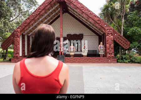 Te Pitowhenua group of performers act a traditional Maori welcome for tourists and visitors at the Waitangi treaty grounds, Nort Stock Photo