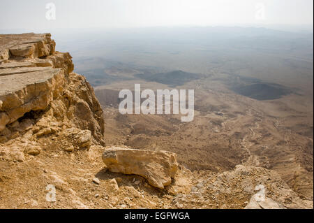 View from the edge into the Makhtesh ramon crater in the negev desert Stock Photo