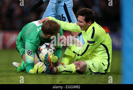 Manchester, Britain. 24th Feb, 2015. Lionel Messi (R) of Barcelona communicates with Manchester City's goalkeeper Joe Hart after their struggling for the ball during the UEFA Champions league Round of 16 first leg match between Manchester City and Barcelona at Etihad Stadium in Manchester, Britain, on Feb. 24, 2015. Barcelona won 2-1. Credit:  Han Yan/Xinhua/Alamy Live News Stock Photo