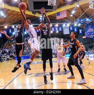 Villanova, PA, USA. 24th Feb, 2015. February 24, 2015: Villanova freshman guard Phil Booth (5) splits Providence defenders for a basket during the matchup between the Providence Friars and the #6-Ranked Villanova Wildcats at The Pavilion in Villanova, Pennsylvania. Villanova won 89-61. Scott Serio/CSM/Alamy Live News Stock Photo