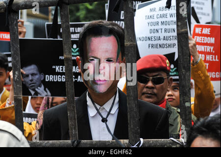Jakarta, Indonesia. 25th Feb, 2015. A protester wears a mask of Australian Prime Minister Tony Abbott during a rally to protest a statement made by Abbott which ask Indonesia to cancel the execution of death penalty of two Australian citizens for drug violation by reminding the neighboring country of their tsunami relief in 2004, in front of Australian Embassy in Jakarta, Indonesia, Feb. 25, 2015. Credit:  Veri Sanovri/Xinhua/Alamy Live News Stock Photo