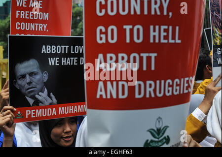 Jakarta, Indonesia. 25th Feb, 2015. Protesters hold banners during a rally to protest a statement made by Australian Prime Minister Tony Abbott which ask Indonesia to cancel the execution of death penalty of two Australian citizens for drug violation by reminding the neighboring country of their tsunami relief in 2004, in front of Australian Embassy in Jakarta, Indonesia, Feb. 25, 2015. Credit:  Veri Sanovri/Xinhua/Alamy Live News Stock Photo
