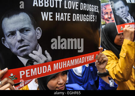 Jakarta, Indonesia. 25th Feb, 2015. Protesters hold banners during a rally to protest a statement made by Australian Prime Minister Tony Abbott which ask Indonesia to cancel the execution of death penalty of two Australian citizens for drug violation by reminding the neighboring country of their tsunami relief in 2004, in front of Australian Embassy in Jakarta, Indonesia, Feb. 25, 2015. Credit:  Veri Sanovri/Xinhua/Alamy Live News Stock Photo
