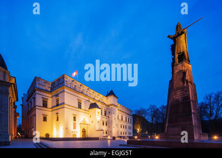 Europe, Baltic states, Lithuania, Vilnius, Statue of Gediminas, Grand Duke of Lithuania and founder of Vilnius Stock Photo