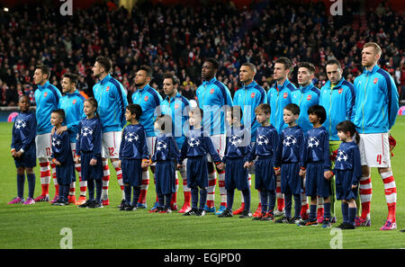 London, UK. 25th Feb, 2015. Players of Arsenal are seen prior to the UEFA Champions league Round of 16 first leg match between Arsenal and Monaco at the Emirates Stadium in London, Britain, on Feb. 25, 2015. Monaco won 3-1. Credit:  Han Yan/Xinhua/Alamy Live News Stock Photo