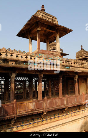 Decorative stone carvings om the walls of 17th century Jahangir Mahal Palace Orchha Madhya Pradesh India Stock Photo