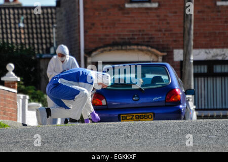 25th August 2013, Belfast - Forensic officers collect evidence during a security alert in East Belfast Stock Photo