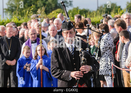 Bellaghy, Northern Ireland. 2nd September 2013 - A lone piper plays a lament ahead of a funeral cortege Stock Photo