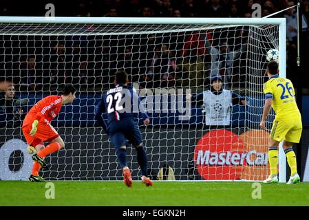 Paris, France. 17th Feb, 2015. Champions League football. Paris St Germain versus Chelsea. Goal scored by Edinson Cavani (psg)past Courtois in the Chelsea goal © Action Plus Sports/Alamy Live News Stock Photo