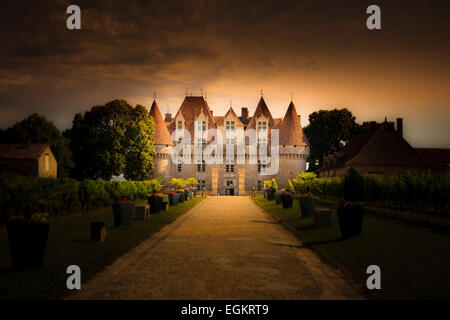 Path leading to the main entrance of the Chateau de Monbazillac Stock Photo