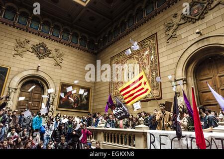 Barcelona, Spain. 26th February, 2015. Protesting and striking students occuping the university's rectorate throw papers as they demonstrate against the '3 + 2' university reform and for a higher education system for everyone in Barcelona. Credit:  ZUMA Press, Inc./Alamy Live News Stock Photo