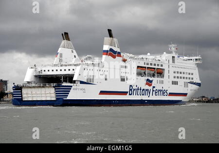 AJAXNETPHOTO. 11TH MAY, 2013. PORTSMOUTH, ENGLAND. - FRENCH FERRY ARRIVAL. BRITTANY FERRIES MONT ST.MICHEL ENTERING HARBOUR. PHOTO:TONY HOLLAND/AJAX REF:TH131105 3770 Stock Photo