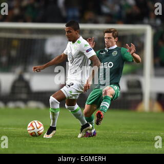 Lisbon. 26th Feb, 2015. Sporting's Adrien (R) vies for the ball with Wolfsburg's Luiz Gustavo during the UEFA Europa League round of 32 second leg match between Sporting Clube de Portugal and VfL Wolfsburg at the Jose Alvalade stadium in Lisbon, Portugal on Feb. 26, 2015. Credit:  Zhang Liyun/Xinhua/Alamy Live News Stock Photo