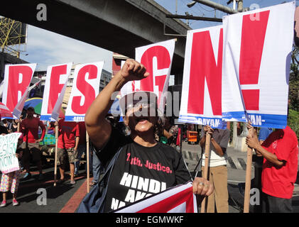 Manila, Philippines. 27th February, 2015. A protester shouts slogans during a rally at Mendiola bridge near Malacanang Palace. The protesters are calling for the resignation of President Benigno Aquino III over the Mamasapano incident that resulted in the deaths of wanted Malaysian bombmaker Zulkifri 'Marwan' bin Hir, 44 police commandos, 18 Muslim rebels, and 8 civilians. Credit:  Richard James Mendoza/Pacific Press/Alamy Live News Stock Photo