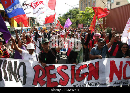 Manila, Philippines. 27th February, 2015. Protester call on President Aquino's resignation during their march to Mendiola Bridge in Manila. Composed mostly of students, they walked out of their class to air their resentment over Aquino's alleged inefficiency in governing and solving the country's problems. Militant groups also joined the march to the call for Aquino's resignation. Credit:  J Gerard Seguia/Pacific Press/Alamy Live News Stock Photo